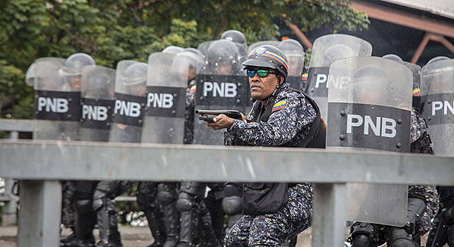 Манифестантов в Венесуэле разгоняют резиновыми пулями