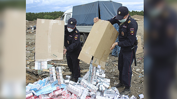 В Свердловской области на спецполигоне полицейские уничтожили 15 тысяч пачек контрафактных сигарет