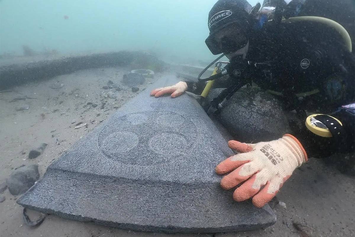 Археологи достали две средневековые могильные плиты с затонувшего корабля