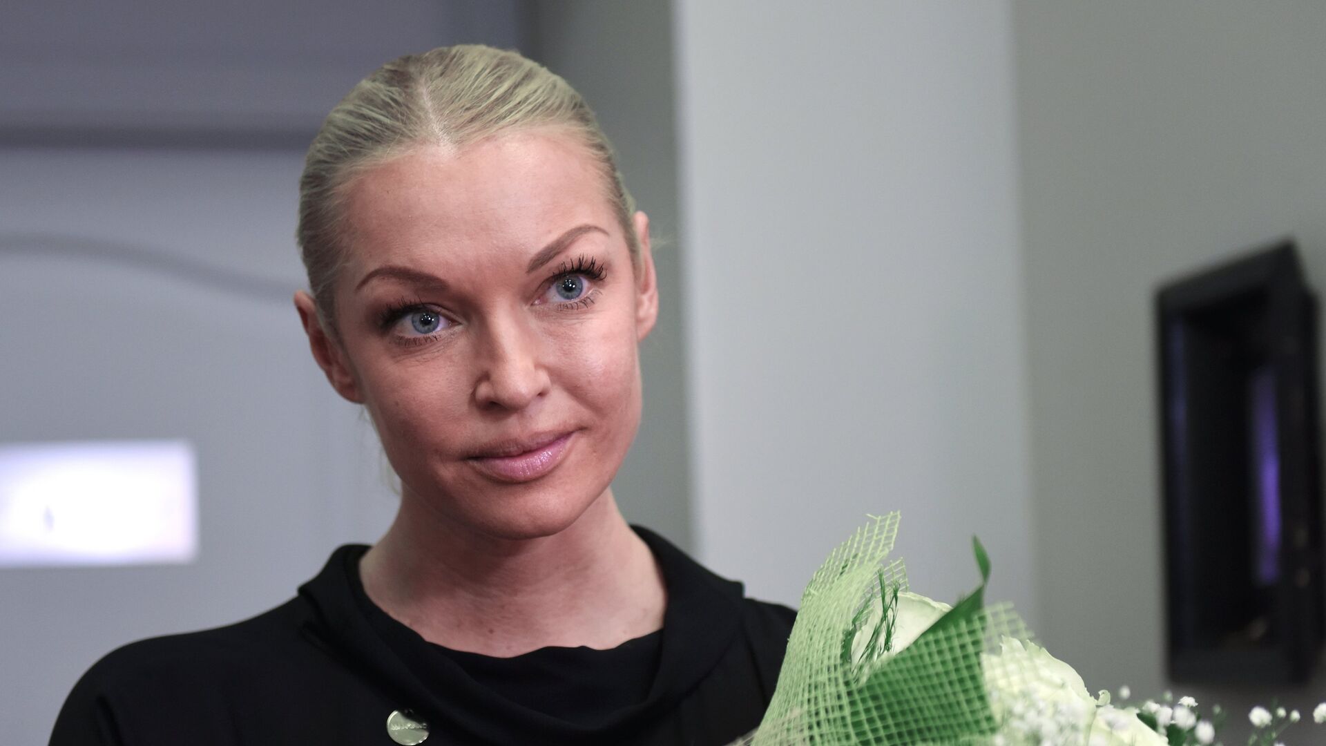 «Мужская» спина Анастасии Волочковой вызвала критику пользователей сети