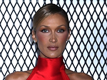 Модель Белла Хадид снялась в облегающем топе с глубоким декольте