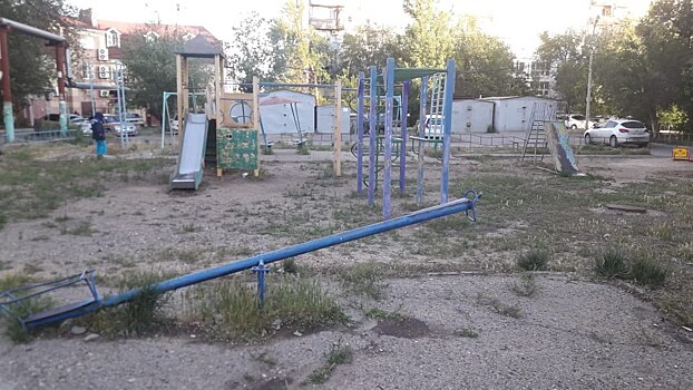 Астраханка просит губернатора помочь в ремонте детской площадки
