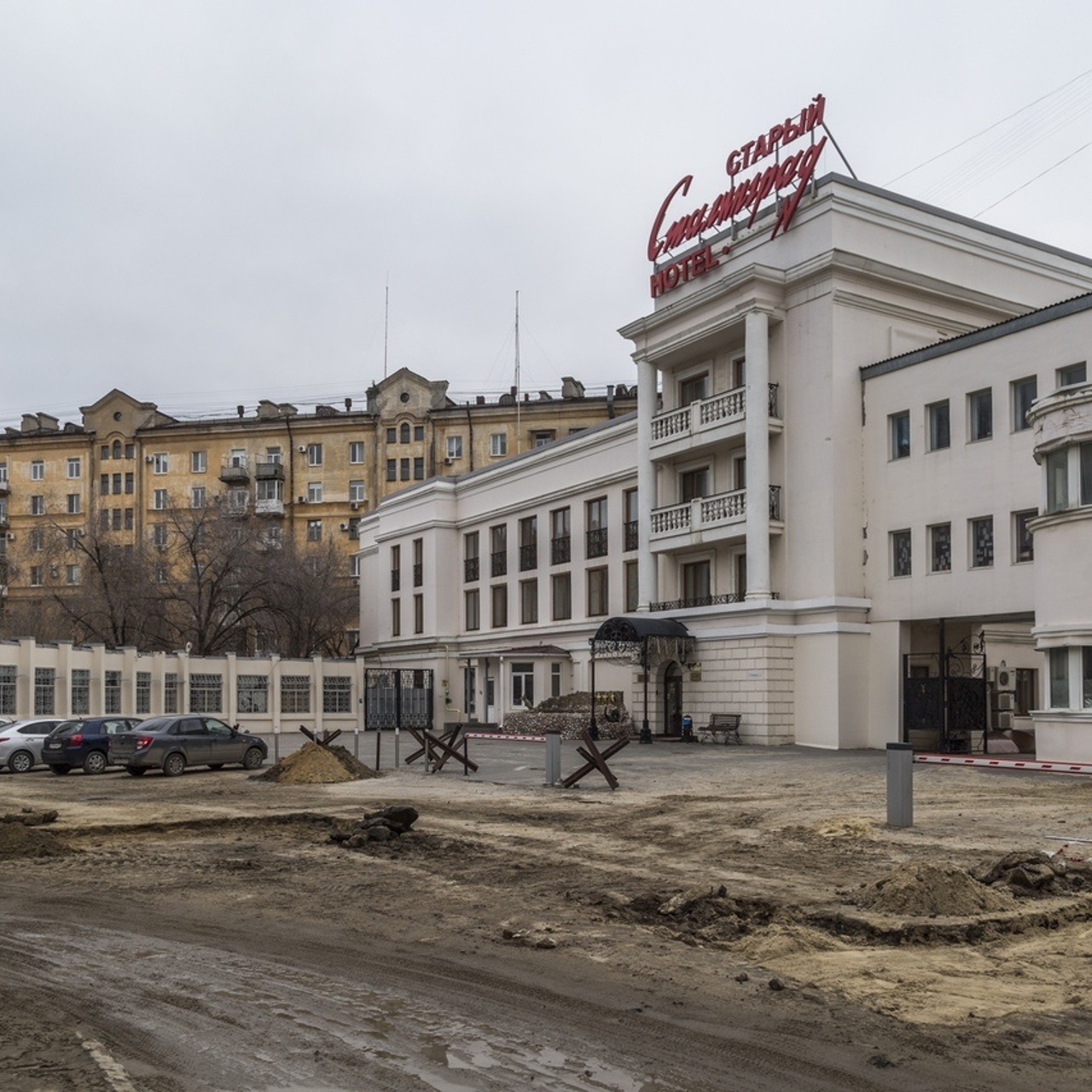 Ходим, как по минному полю»: центр Волгограда у гостиницы «Старый Сталинград»  захлебнулся в грязи - Рамблер/новости