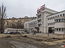 «Ходим, как по минному полю»: центр Волгограда у гостиницы «Старый Сталинград» захлебнулся в грязи