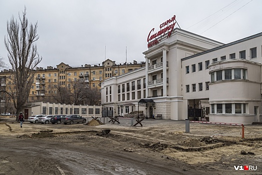 «Ходим, как по минному полю»: центр Волгограда у гостиницы «Старый Сталинград» захлебнулся в грязи