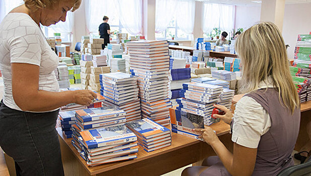 В России не планируют полную замену бумажных учебников электронными