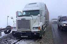 В Кабардино-Балкарии сотрудники ДПС поменяли колесо дальнобойщику и напоили его чаем