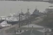 Отбуксированные в Керчь украинские корабли сняли на видео
