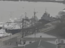 Отбуксированные в Керчь украинские корабли сняли на видео
