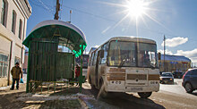 На окраине Петербурга школьницу чуть не убило отскочившим от старого автобуса колесом
