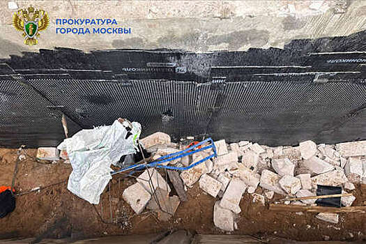 В Москве рабочий попал в больницу после того, как на него упали стройматериалы