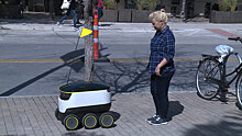 Робот-курьер едет по улицам и доставляет еду в США