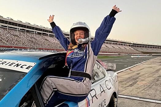 Актриса Сидни Суини проехала на машине NASCAR