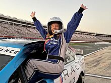 Актриса Сидни Суини проехала на машине NASCAR
