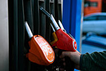 Розничные цены на бензин снизились на несколько копеек за неделю