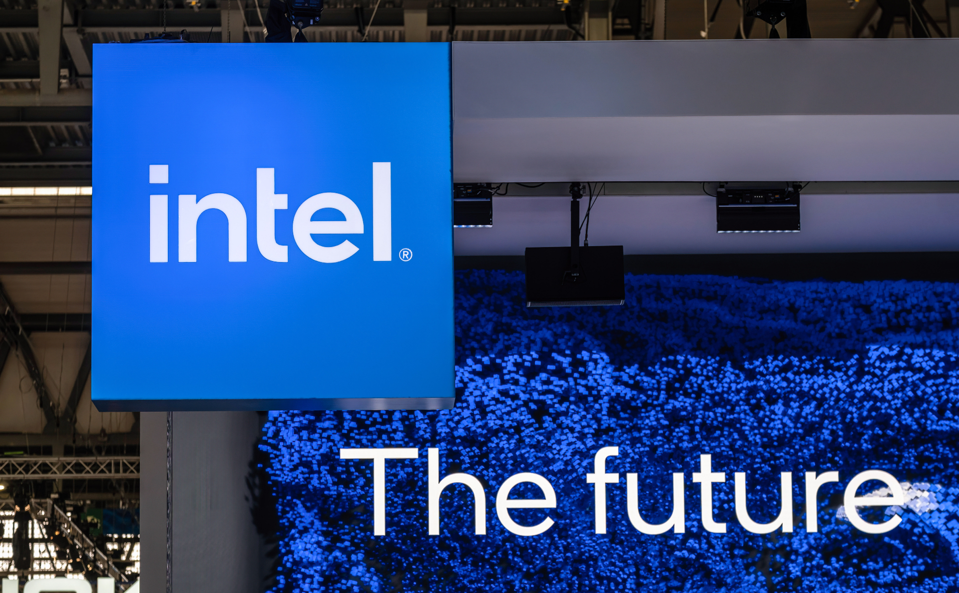 Reuters: контрактное производство чипов Intel потеряло $7 млрд в 2023 году