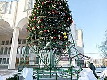 В Курске разбирают новогодние украшения