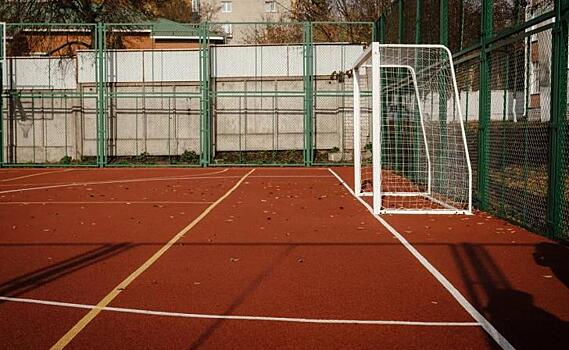 В Курске в лицее №6 отремонтировали спортплощадку за 3 млн рублей