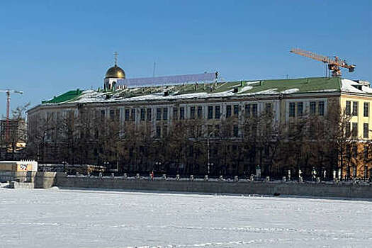 В Екатеринбурге закрыли брезентом надпись художника Тимофея Ради