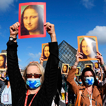 В Лувре прошла акция в поддержку прав женщин
