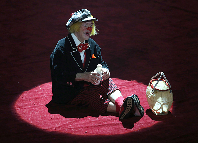 Клоун Олег Попов, получивший международную цирковую премию "Мастер" в номинации "Легенда цирка", во время выступления на церемонии награждения в Сочинском цирке, 1 июля 2015