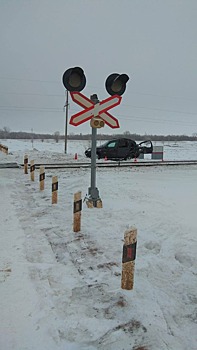 В Курманаевском районе одиночный локомотив врезался в иномарку