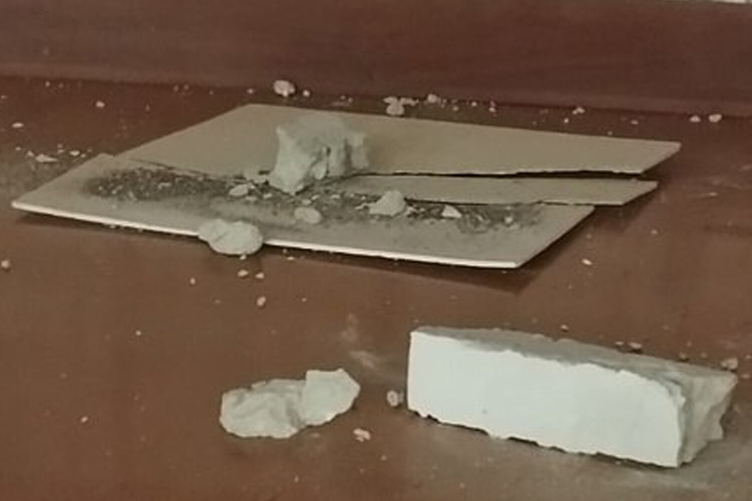 В Кумертау кусок бетона рухнул с потолка школьного актового зала