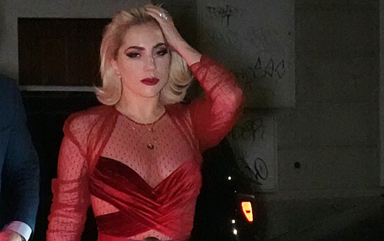 Образ дня: Леди Гага в кроваво-красном платье с прозрачными вставками в Милане