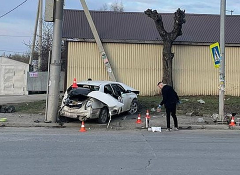 Toyota Verossa влетела в столб на Кирова – водитель сбежал, его пассажир погиб