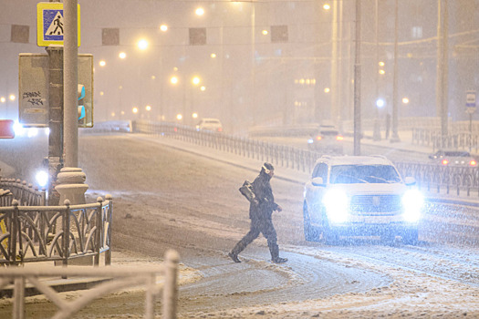 Дети "летают" по Норильску из-за ураганного ветра