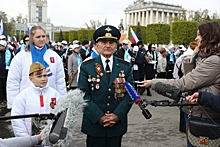 В шествии в честь Дня Победы на выставке «Россия» поучаствовали тысячи россиян