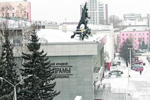 Алтайскому драмтеатру подарили звуковой пульт за несколько миллионов