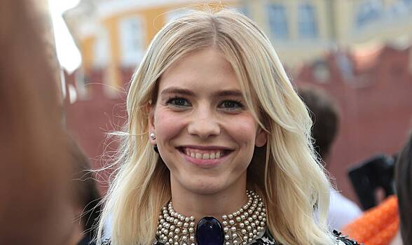 Экс-жена российского миллиардера пришла на гонки в корсете