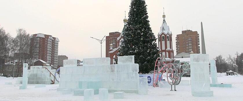 В Глазове начали строительство ледового городка