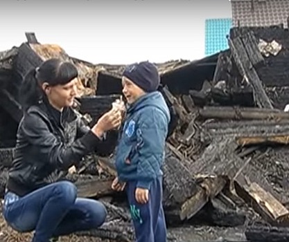 В Челябинске собирают деньги для матери с двумя малышами, которые остались на улице после пожара
