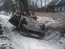 В Осташкове после столкновения "Шкода" перевернулась