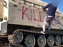 Греческие коммунисты написали слово "убийцы" на танках США