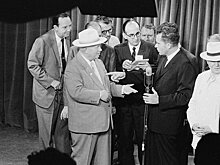 День в истории: поверили в Пикассо и показали "кузькину мать"