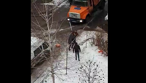 В Рязани избили водителя мусоровоза, пытавшегося выполнить свою работу