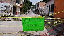 В столице Мексики начали сносить поврежденные землетрясением здания