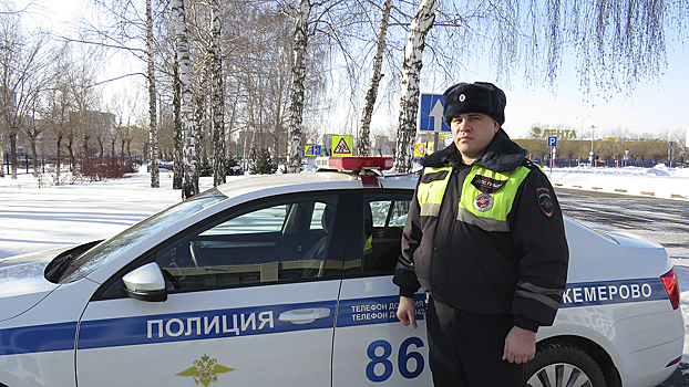 В Кемерове полицейский помог молодой семейной паре экстренно доставить младенца в медицинское учреждение