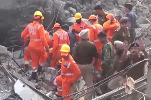 В результате обрушения здания в Индии погибли десять человек