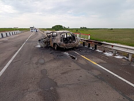 Четыре человека погибли в аварии в Амурской области, автомобили загорелись
