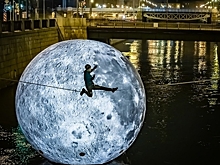 Фоторепортаж: петербуржцы прошли по канату на фоне Луны в Обводном канале