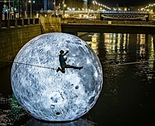 Фоторепортаж: петербуржцы прошли по канату на фоне Луны в Обводном канале