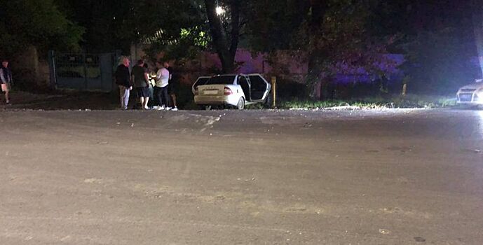 В Новочеркасске автомобиль Lada врезался в дерево