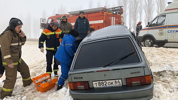 У саратовского памятника воинам-водителям столкнулись две машины