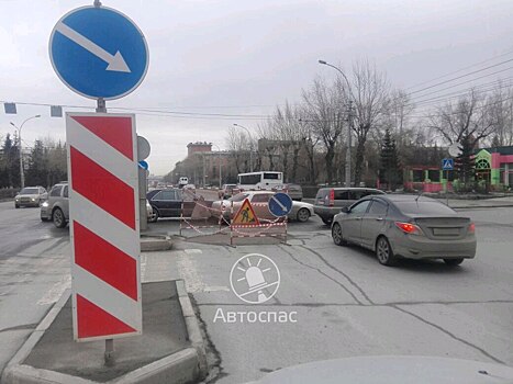 Улица возле сквера Славы встала в плотную пробку из-за ДТП с «Тойотой» и «Мерседесом»