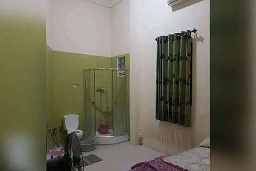 NDTV: в соцсетях высмеяли квартиру в Индии с туалетом и кроватью в одной комнате