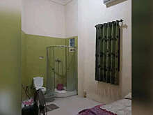 NDTV: в соцсетях высмеяли квартиру в Индии с туалетом и кроватью в одной комнате